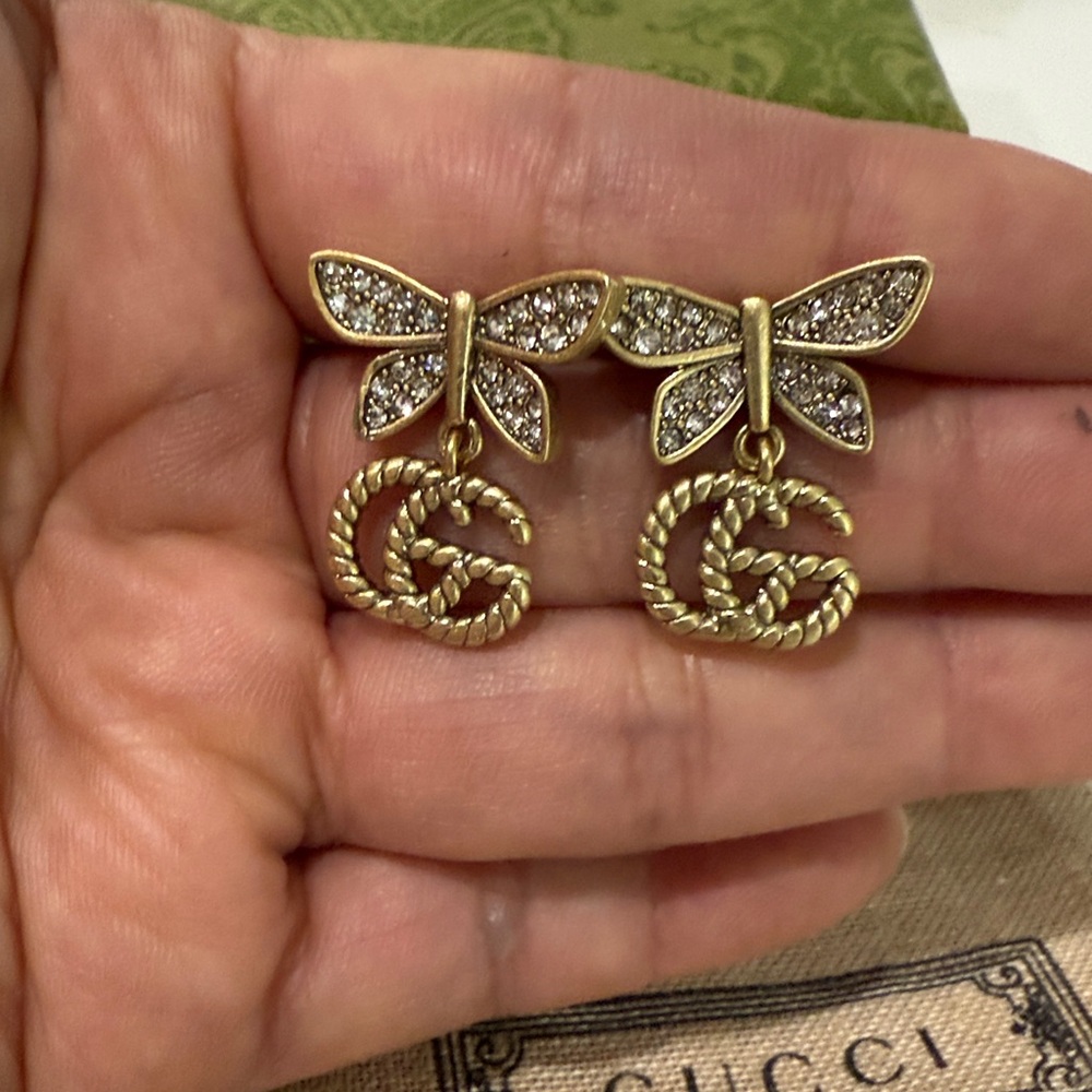 AUTHENTIC GUCCHI GOLD BUTTERFLY LOGO PENDANTS (Set)